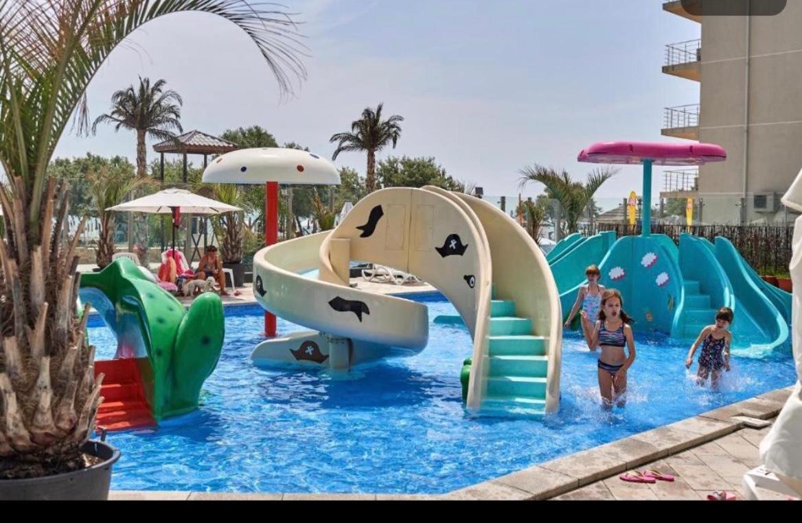 Bea Apartament On The Beach -Mamaia Nord Navodari Exterior photo